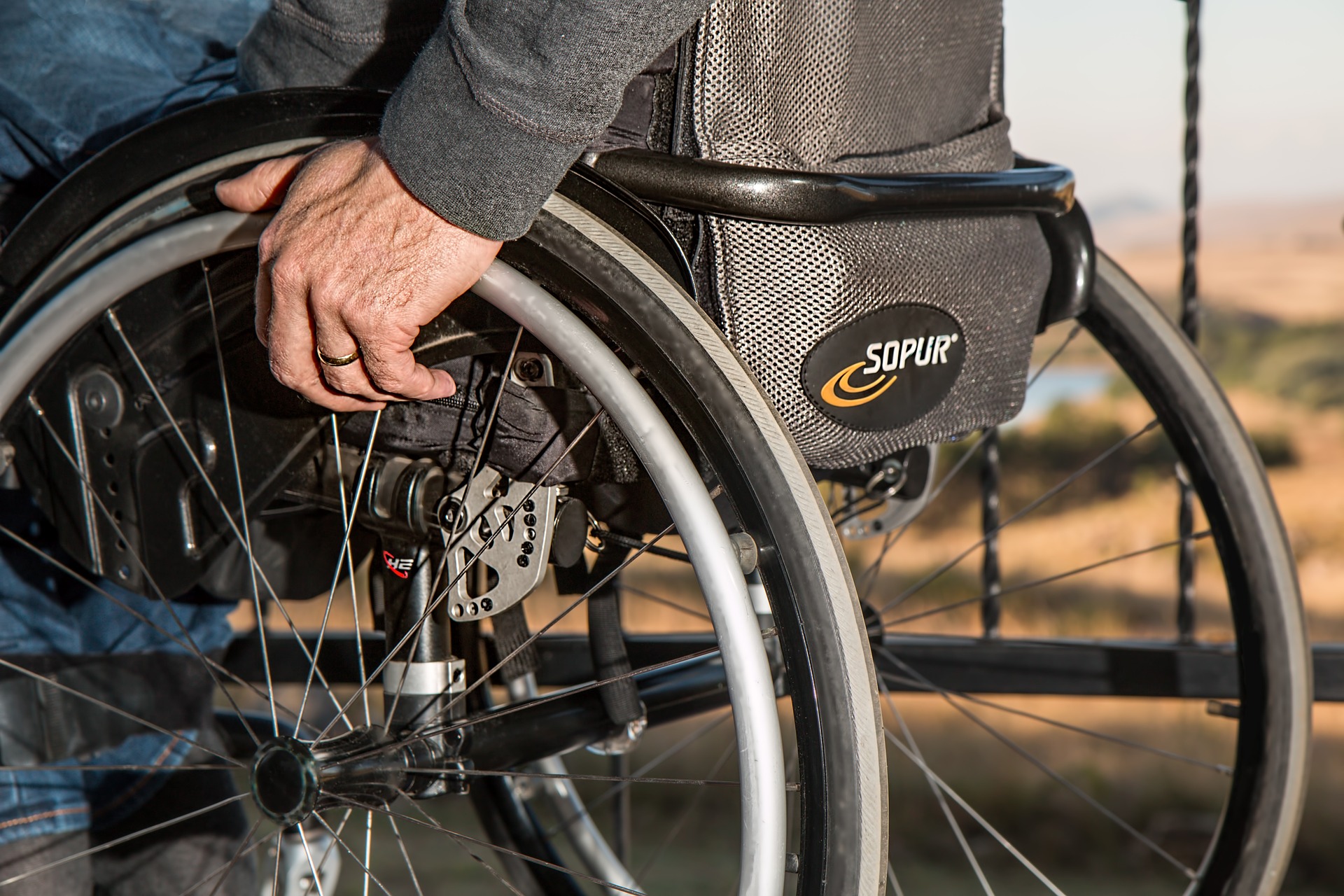Rollstuhl mit SOPUR logo