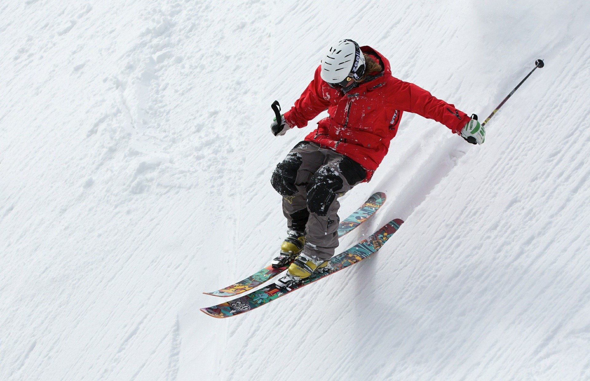 Skifahrer fährt Berg hinunter