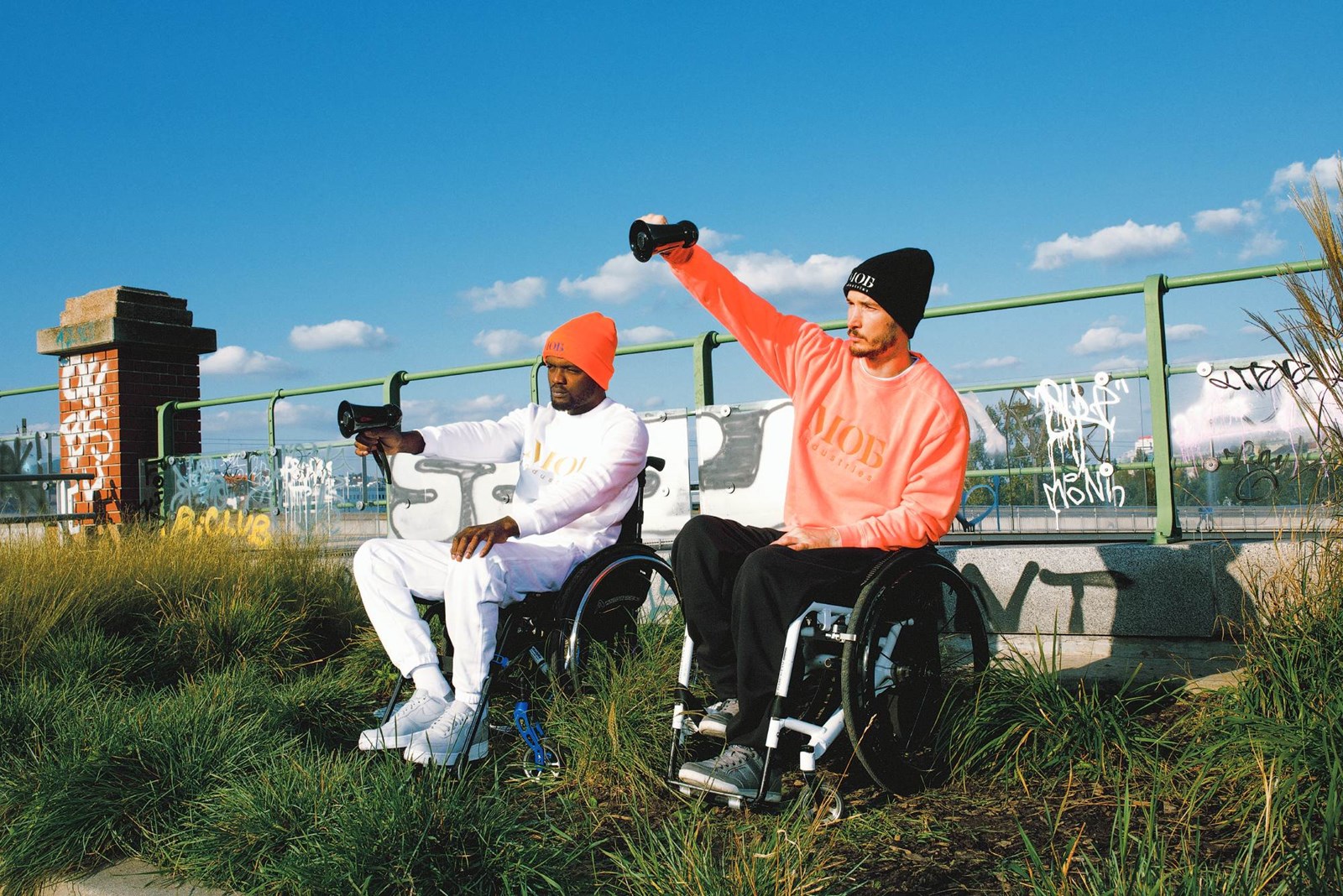 2 junge Männer im Rollstuhl