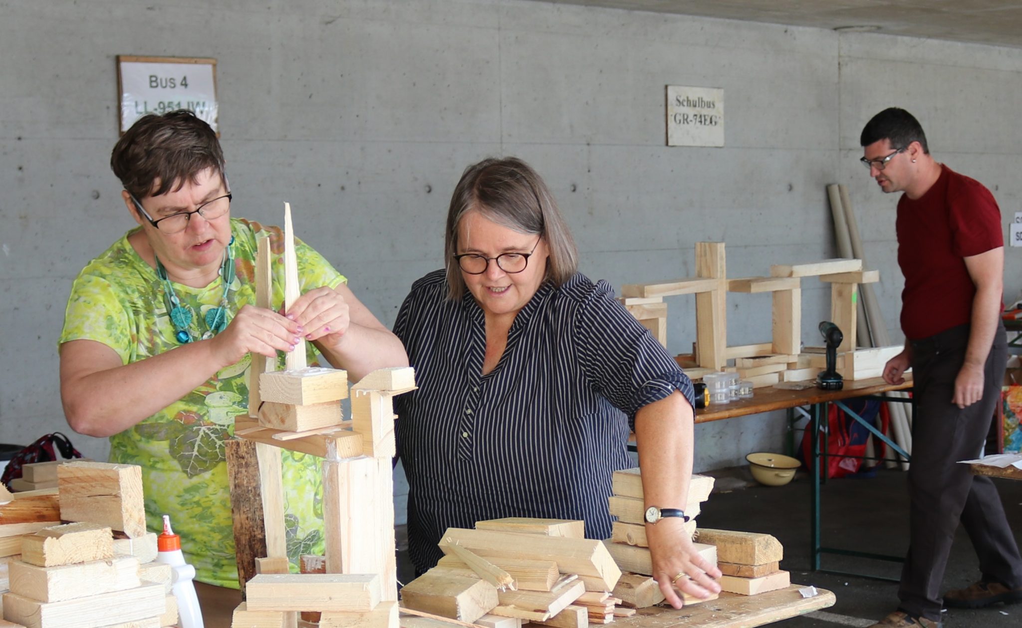 Caritas-Mitarbeiterin Theresia Klaffenböck mit Sabine Gross, die am Bildhauerkurs teilnahm.