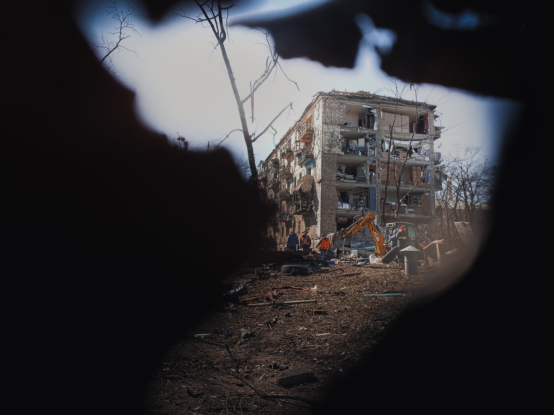 Zerstörtes Haus beim Krieg in der Ukraine.
